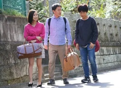 Poster of Cậu con trai chịch mẹ kế trẻ trong một chuyến đi nghỉ dưỡng gia đình