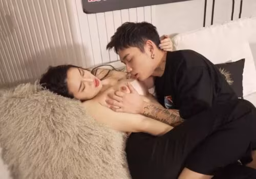 Poster of Cậu con trai mới lớn và người mẹ dâm đãng vú to
