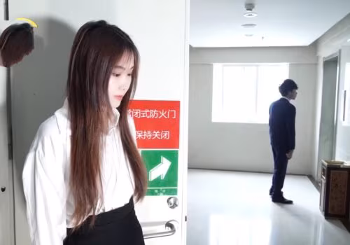 Cô nhân viên giả vờ ngủ say cho sếp đụ