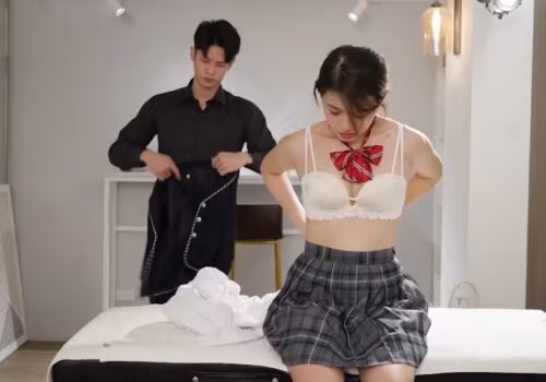 Poster of Em nữ sinh xinh đẹp và anh massage nam đẹp trai dâm dục