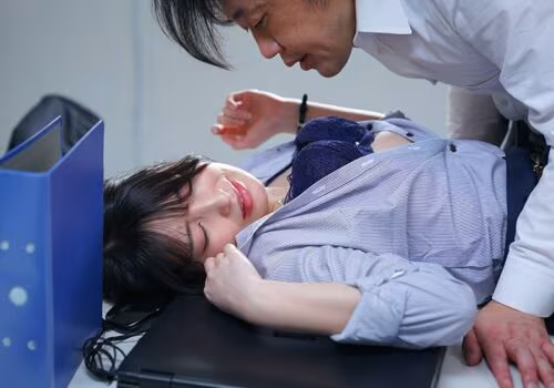 Poster of Em thư ký xinh đẹp bị tên sếp đồi bại cưỡng hiếp ngay ngày đầu đi làm