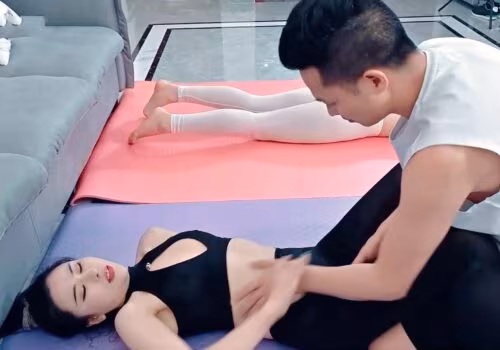 Poster of Thầy dạy Yoga số hưởng và hai nữ học viên vú to dâm dục