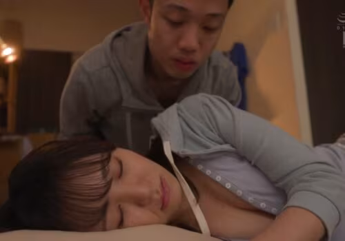Poster of Thiếu thốn tình dục cậu anh kế nữa đêm loạn luân cùng em gái ngủ chung
